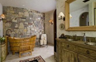 Деревянная ванна в интерьере ванной комнаты