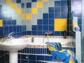 Сочетание плитки разных цветов и формы как выложить кафель в ванной