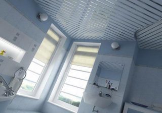 Матовый реечный потолок в ванной с глянцевыми вставками