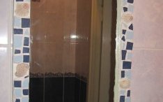 Рама должна быть контрастной по отношению к плитке на стене, но сочетаться с другими цветовыми оттенками декора плитка для ванной комнаты ремонт