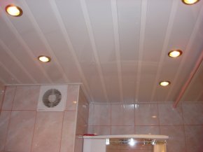 Так выглядит готовый потолок из пластика в ванной потолок из пластика в ванной