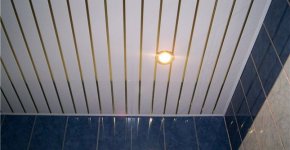 При отделке пластиком потолка не забульте оставить место для элементов освещения