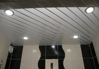 Реечный потолок с точечными светильниками