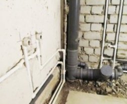 Скрытая прокладка труб в кирпичной стене Скрытая прокладка труб во время ремонта в ванной своими руками