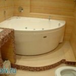 Угловая ванна с подиумом. Фото