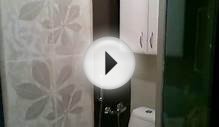 Ванная комната с душевой кабиной.